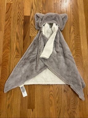 Pottery Barn Kids Plush Hooded Elephant Towel in Gray with Cream Lining